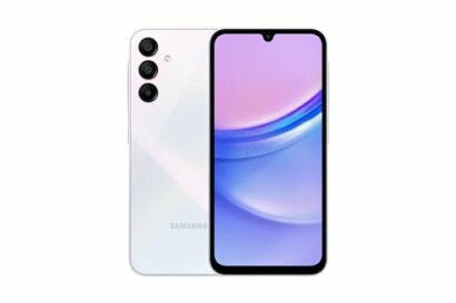 Weißes Samsung-Smartphone mit drei Kameras