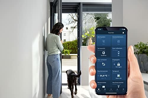 Frau benutzt Smartphone zur Steuerung von Smart-Home-Geräten