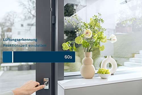 Blumen auf Fensterbank neben Tür mit Lüftungserkennungseinstellung